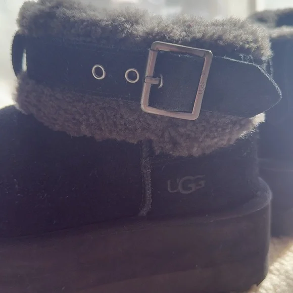UGG women’s Size 6 Platform Boots Black and Grey Buckle fur - Picture 6 of 7